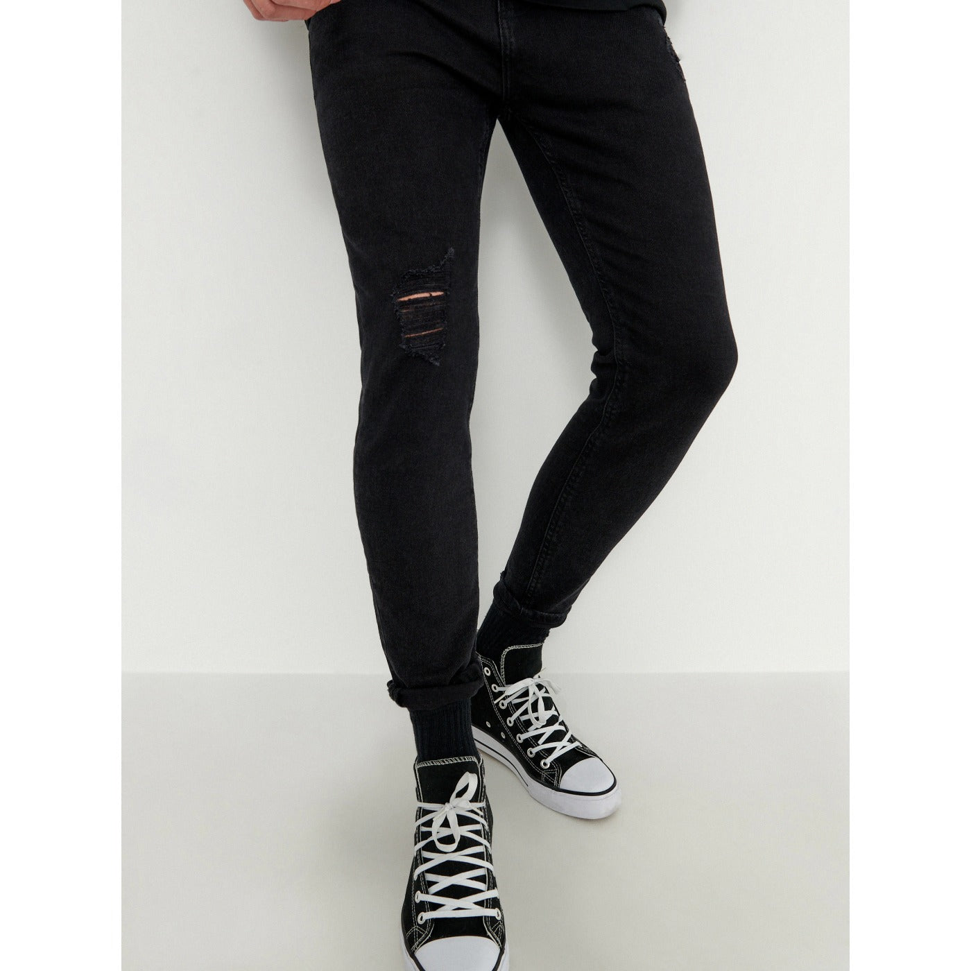 HB Black Carrot Fit Jeans | Montivo Pakistan