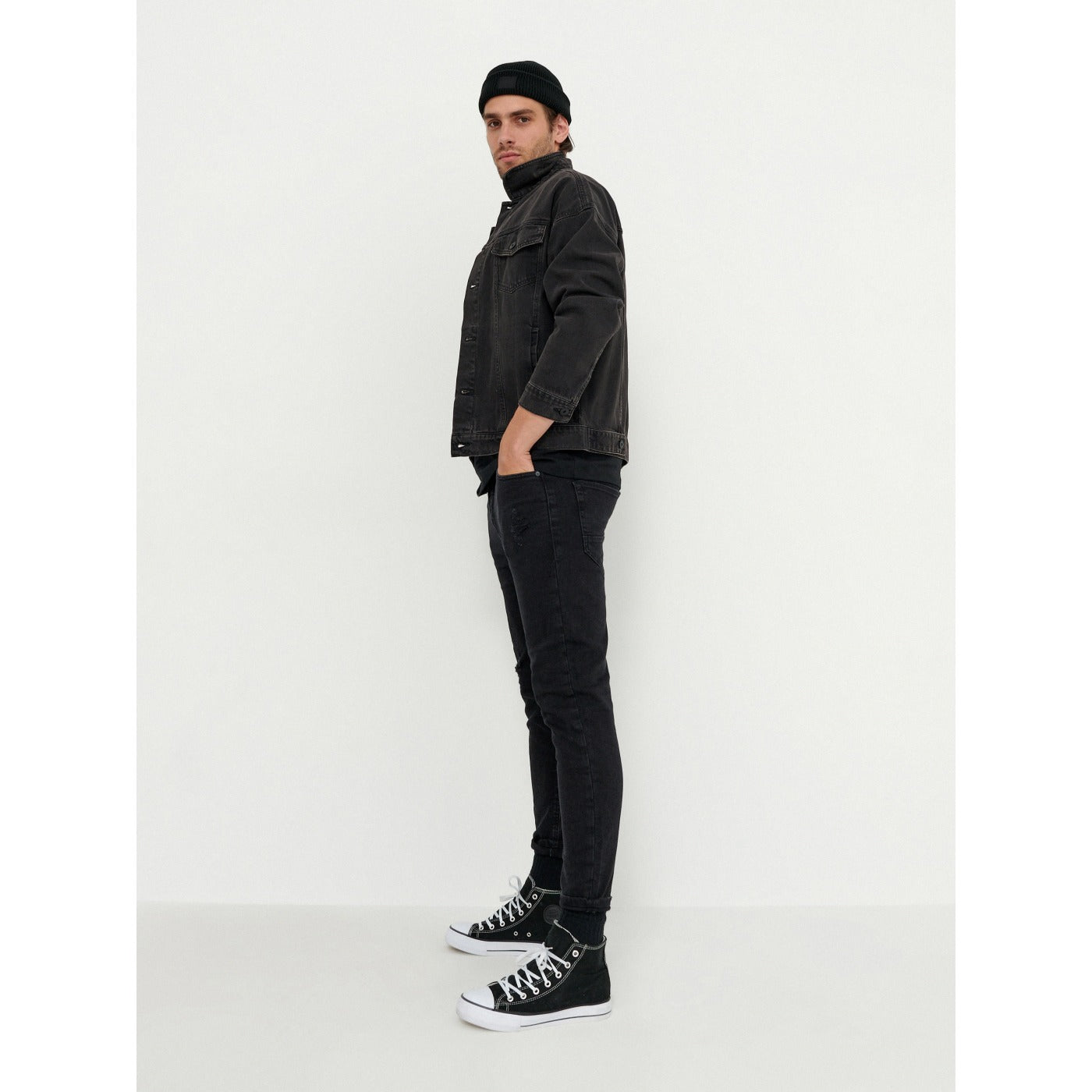 HB Black Carrot Fit Jeans | Montivo Pakistan