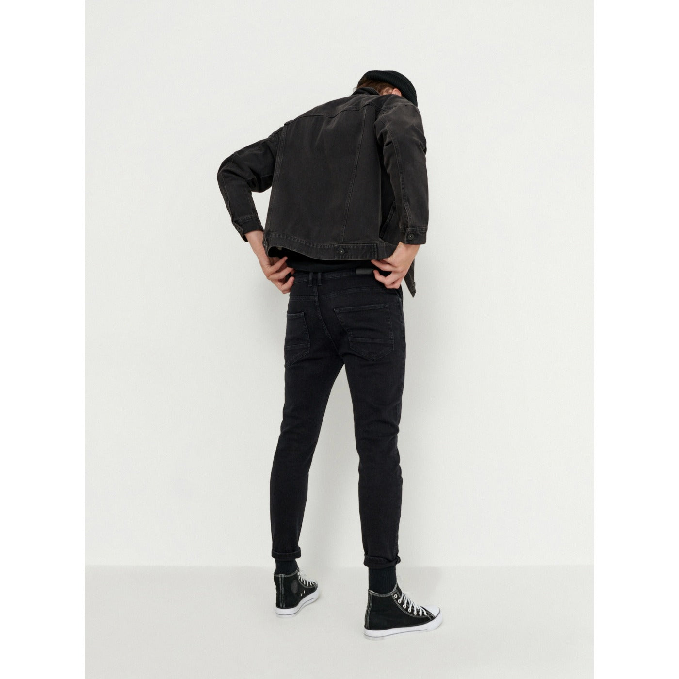 HB Black Carrot Fit Jeans | Montivo Pakistan