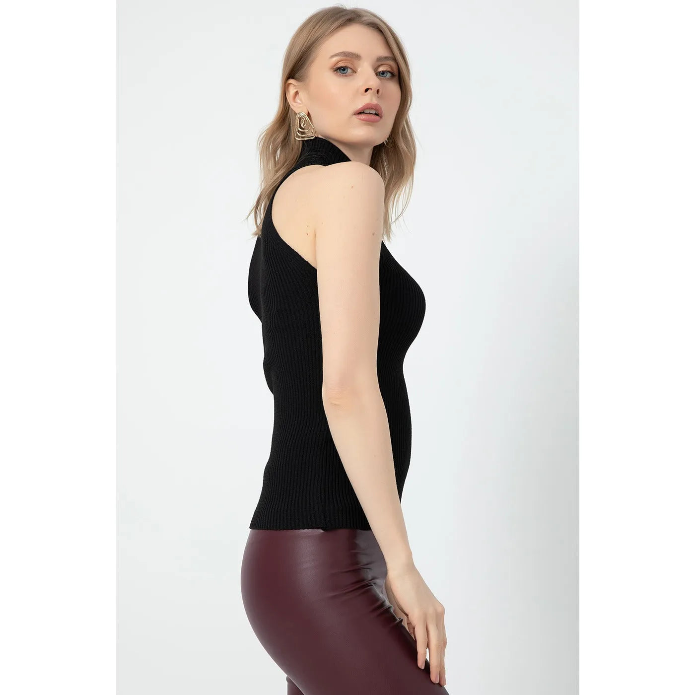 Sleeveless Turtleneck Black Top | Montivo Pakistan